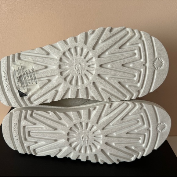 UGG Neumel Pebbled Leather Chukka Boot. Size: 9, 10 - Picture 3 of 12